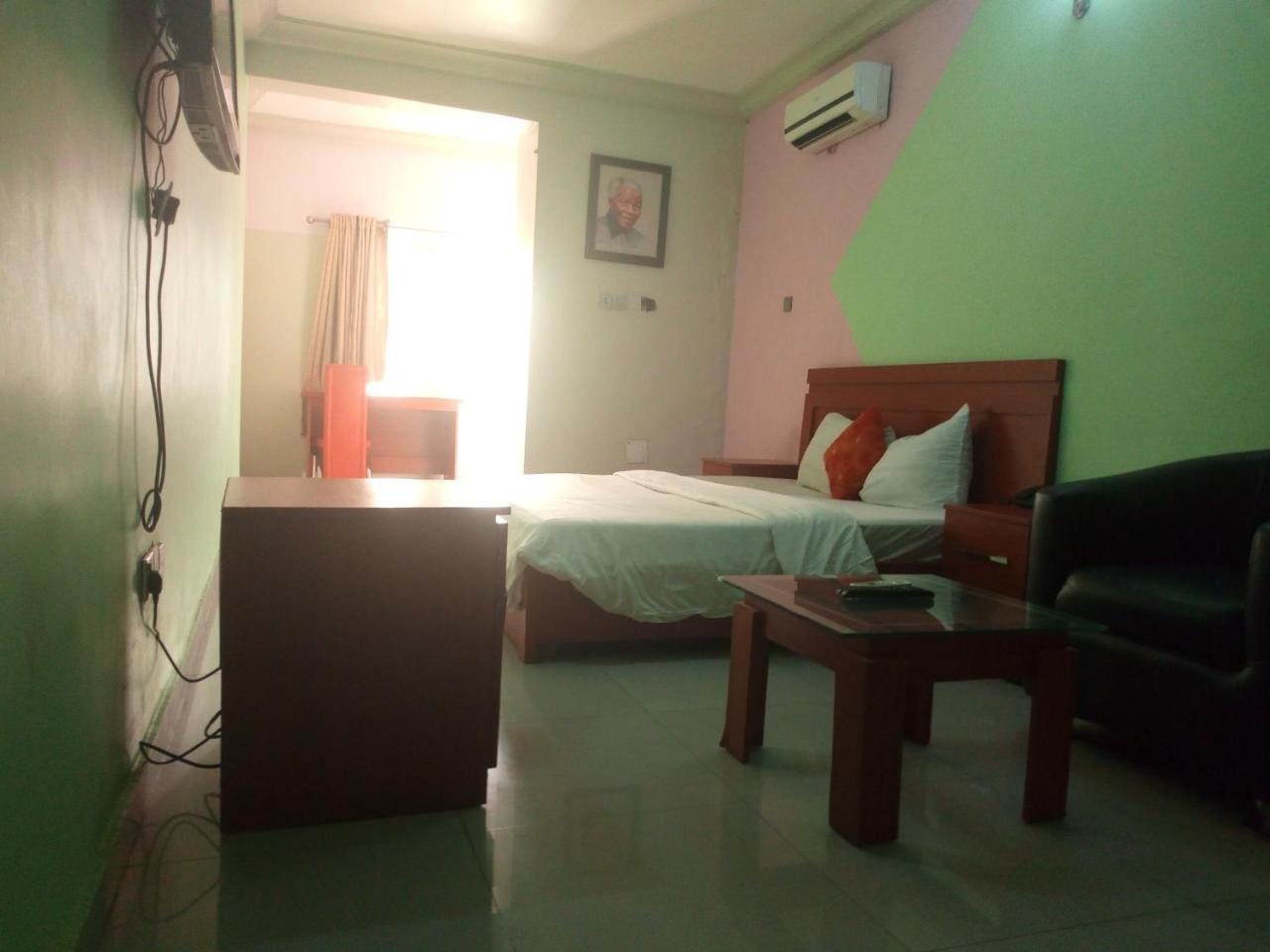 Flamingo Hotel Festac Town Esterno foto