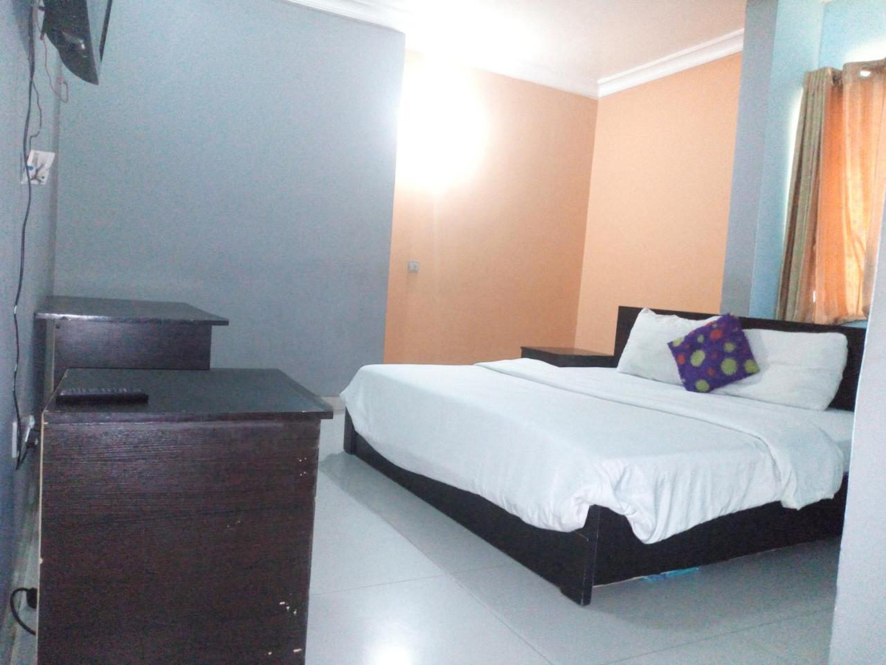 Flamingo Hotel Festac Town Esterno foto