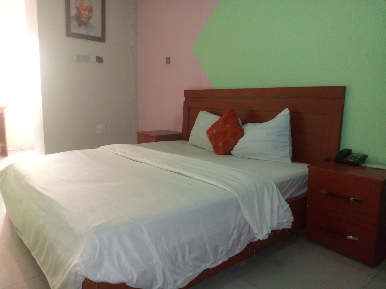 Flamingo Hotel Festac Town Esterno foto