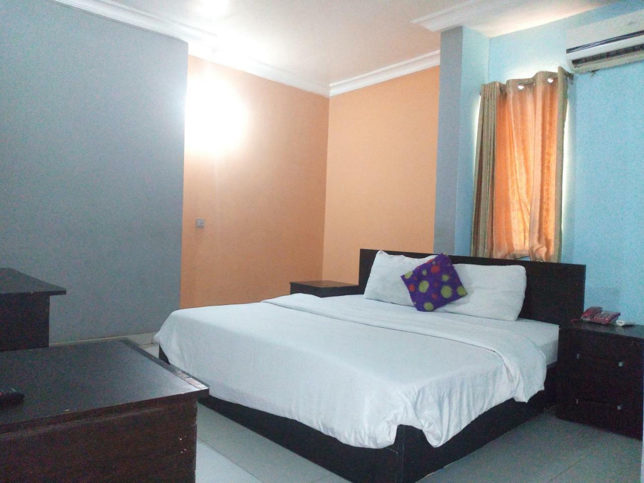 Flamingo Hotel Festac Town Esterno foto