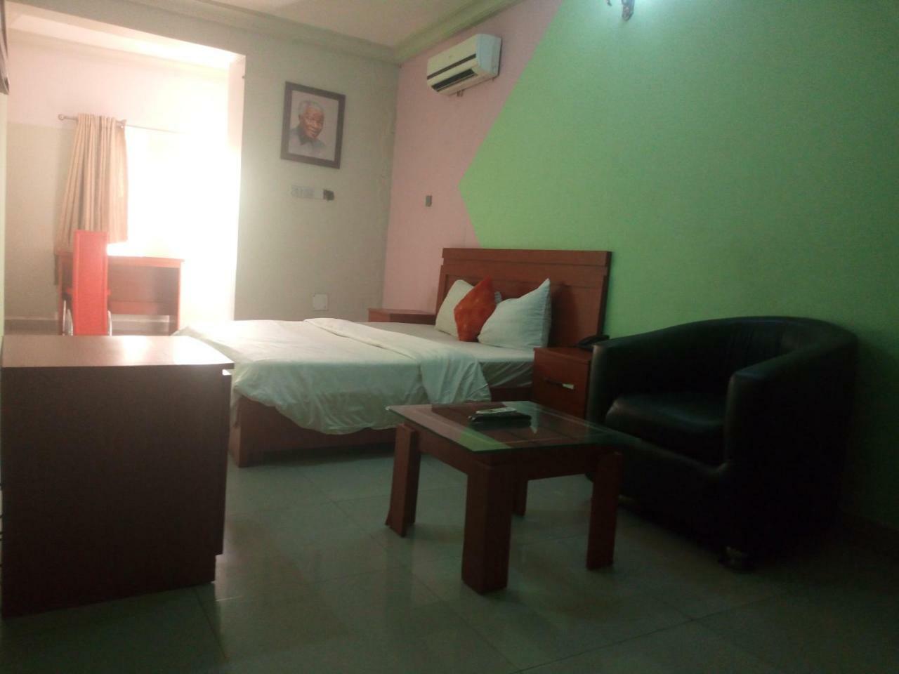 Flamingo Hotel Festac Town Esterno foto