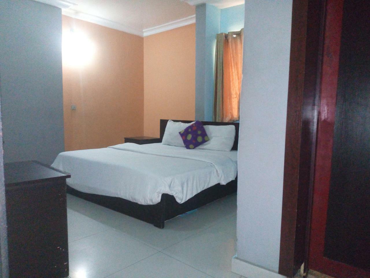 Flamingo Hotel Festac Town Esterno foto