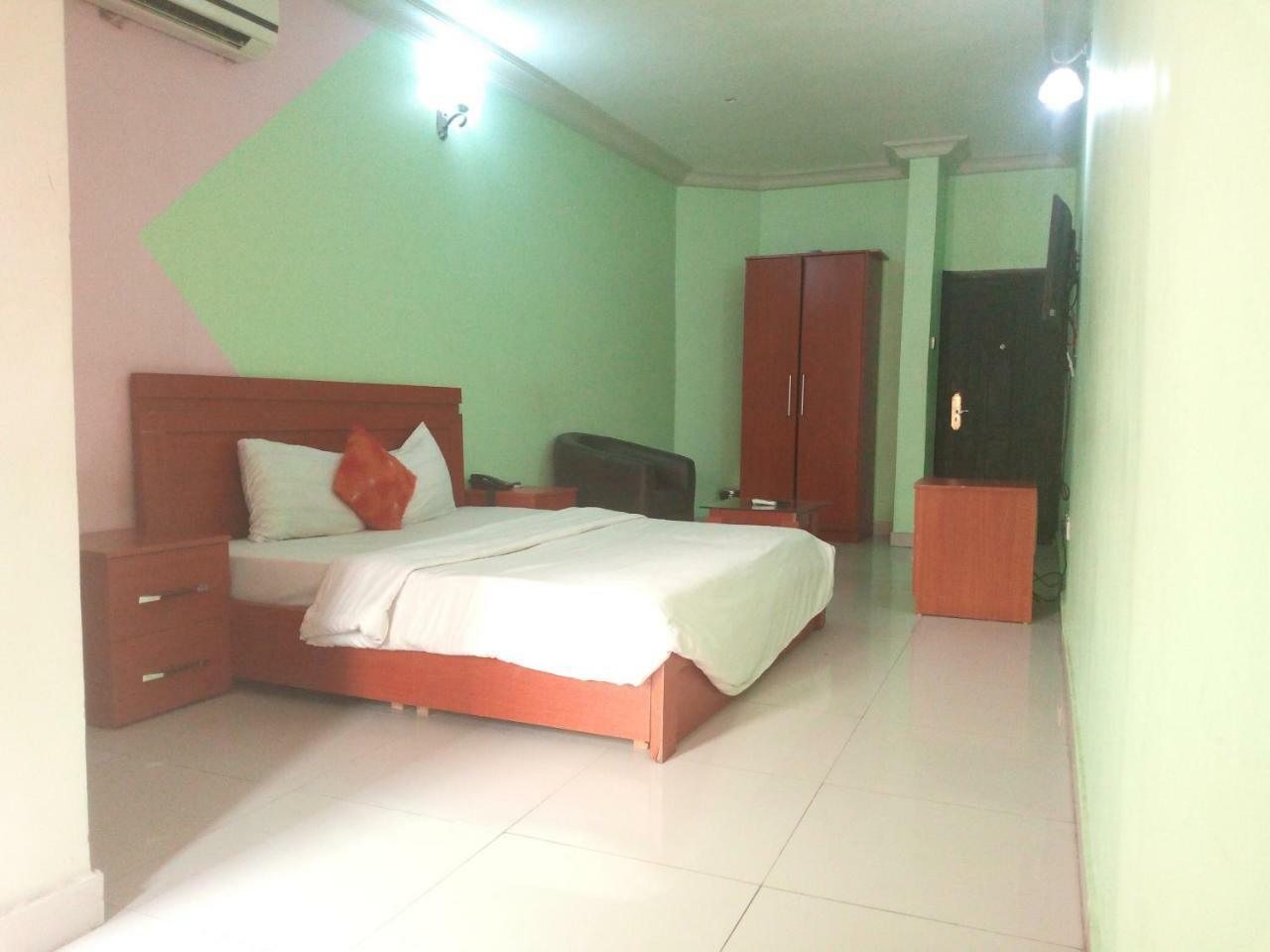 Flamingo Hotel Festac Town Esterno foto
